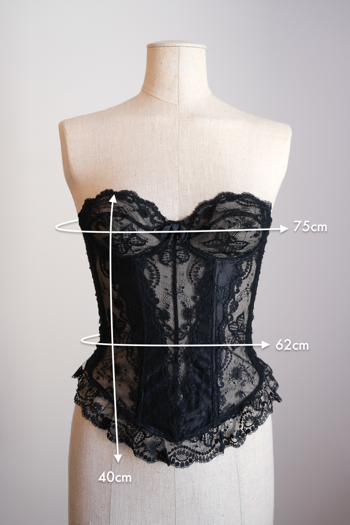 https://emerieu.com/wp-content/uploads/2021/11/EMERIEU-La-Perla-1980s-Black-lace-corset-bustier-vintage-measurements.jpg