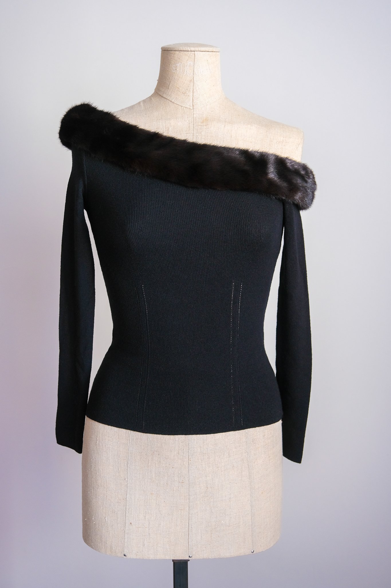 EMERIEU-Blumarine-1999-fall-winter-black-fur-asymmetric-sweater-01