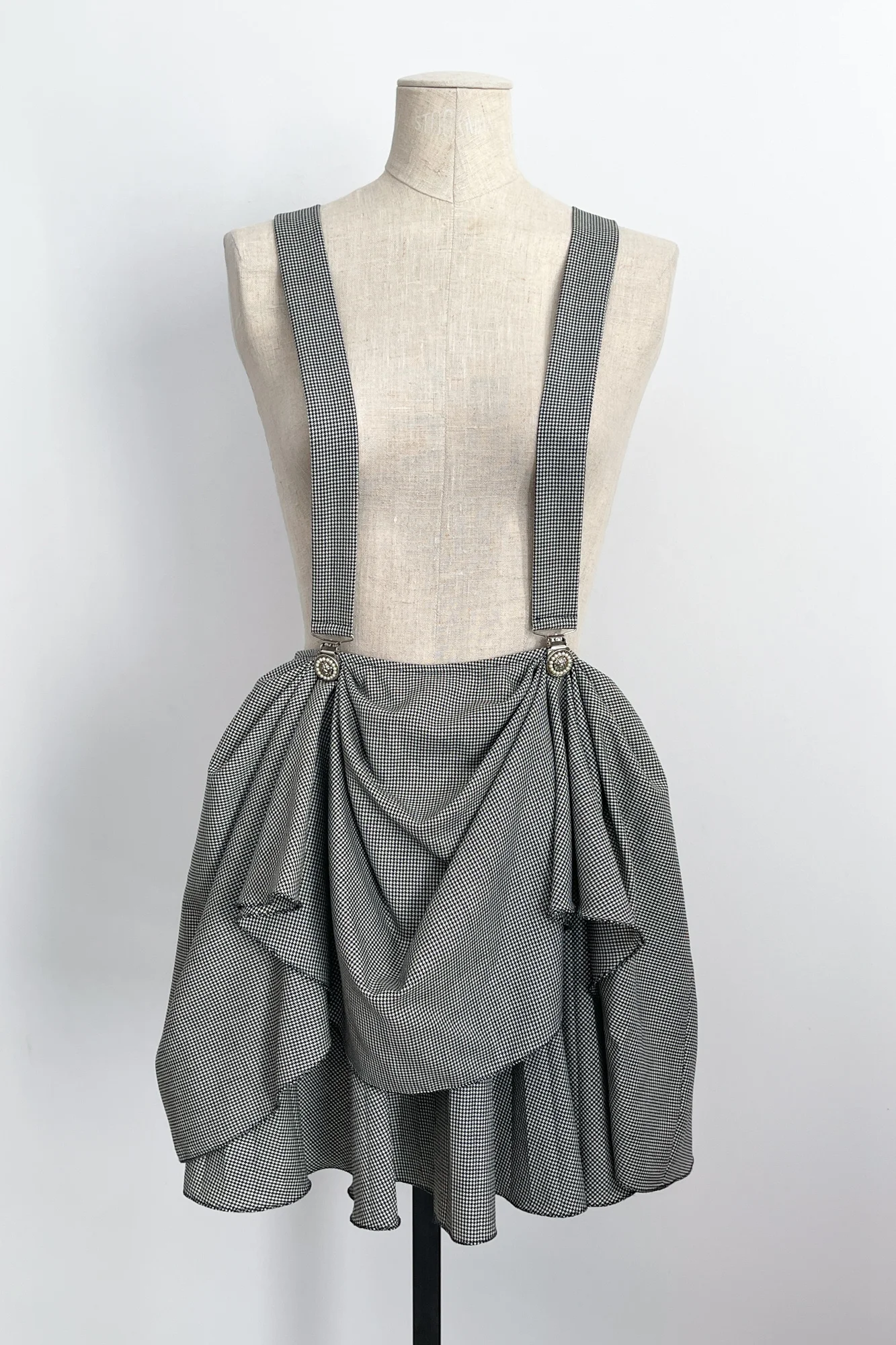EMERIEU-Versus-by-Gianni-Versace-Fall-Winter-1994-houndstooth-grey-strap-skirt-1
