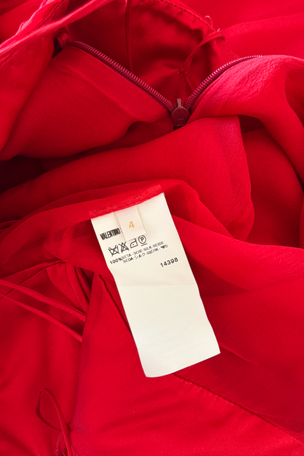 EMERIEU-Valentino-2000s-20003-vintage-red-pleated-mini-scarf-dress-set-composition