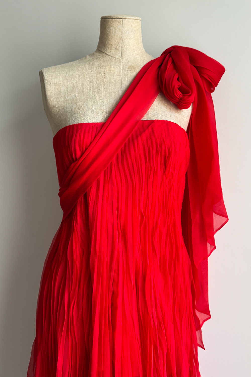 EMERIEU-Valentino-SS-2007-red-pleated-gown-5