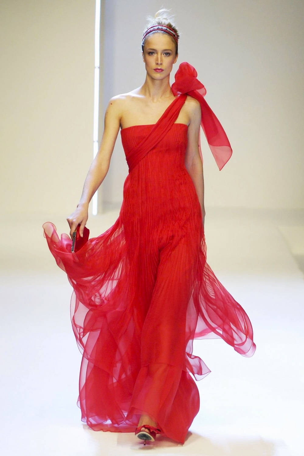 EMERIEU-Valentino-SS-2007-red-pleated-gown-runway