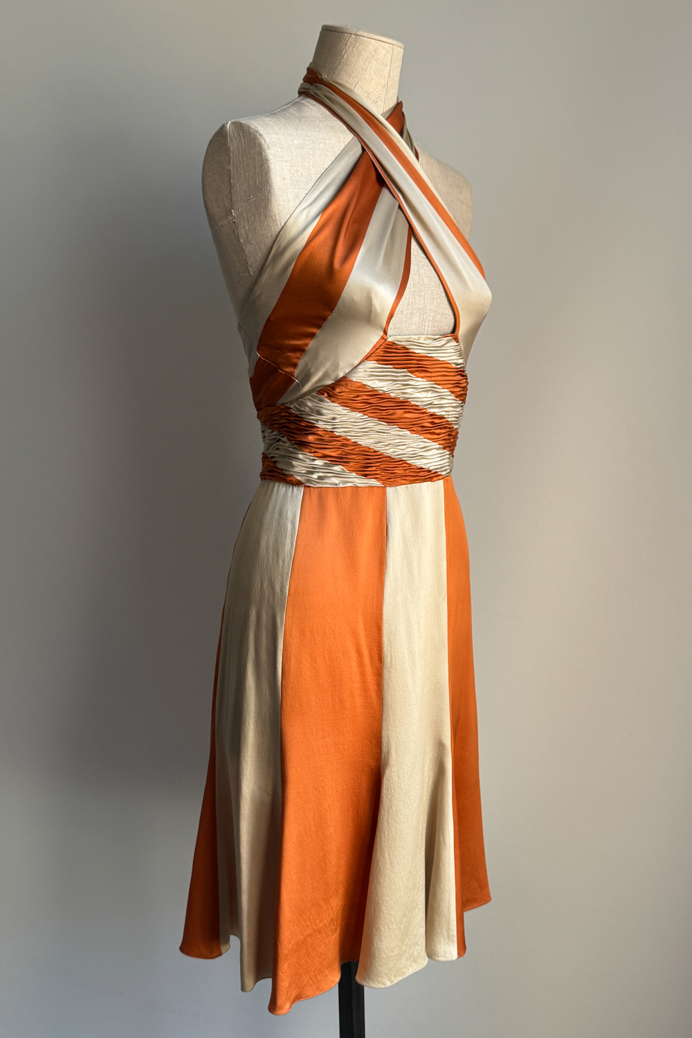 EMERIEU-Valentino-SS-2005-vintage-orange-beige-striped-silk-keyhole-crossed-neckline-midi-pleated-dress-2