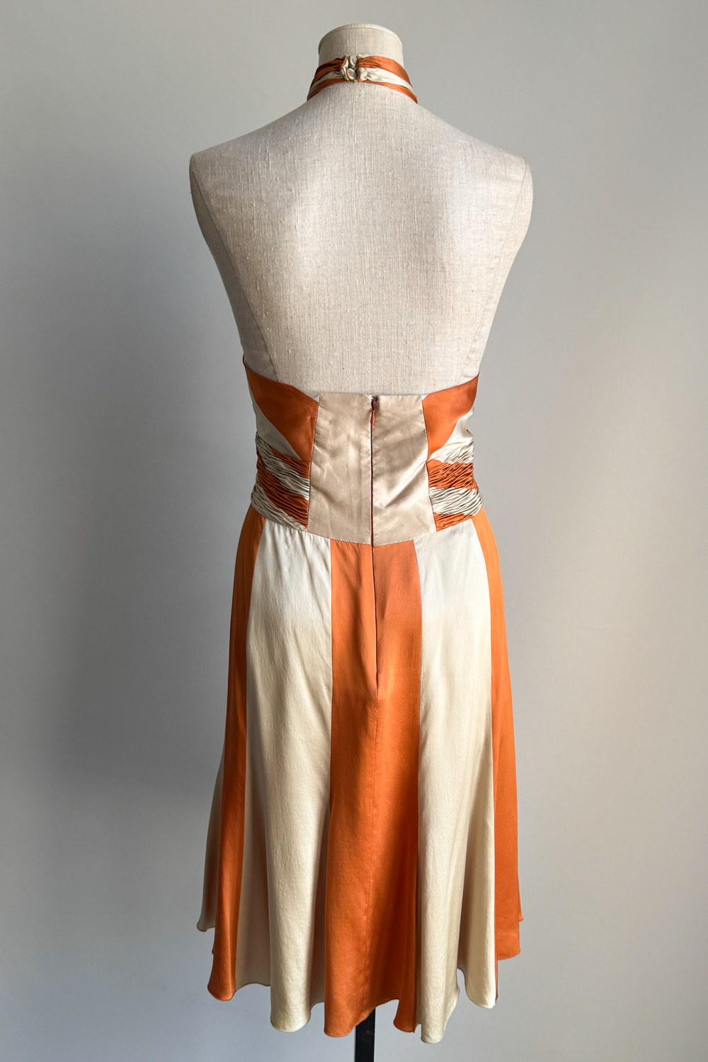 EMERIEU-Valentino-SS-2005-vintage-orange-beige-striped-silk-keyhole-crossed-neckline-midi-pleated-dress-4