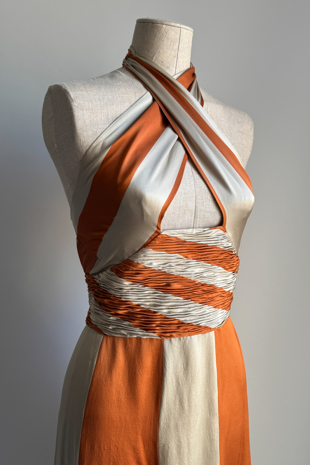 EMERIEU-Valentino-SS-2005-vintage-orange-beige-striped-silk-keyhole-crossed-neckline-midi-pleated-dress-5