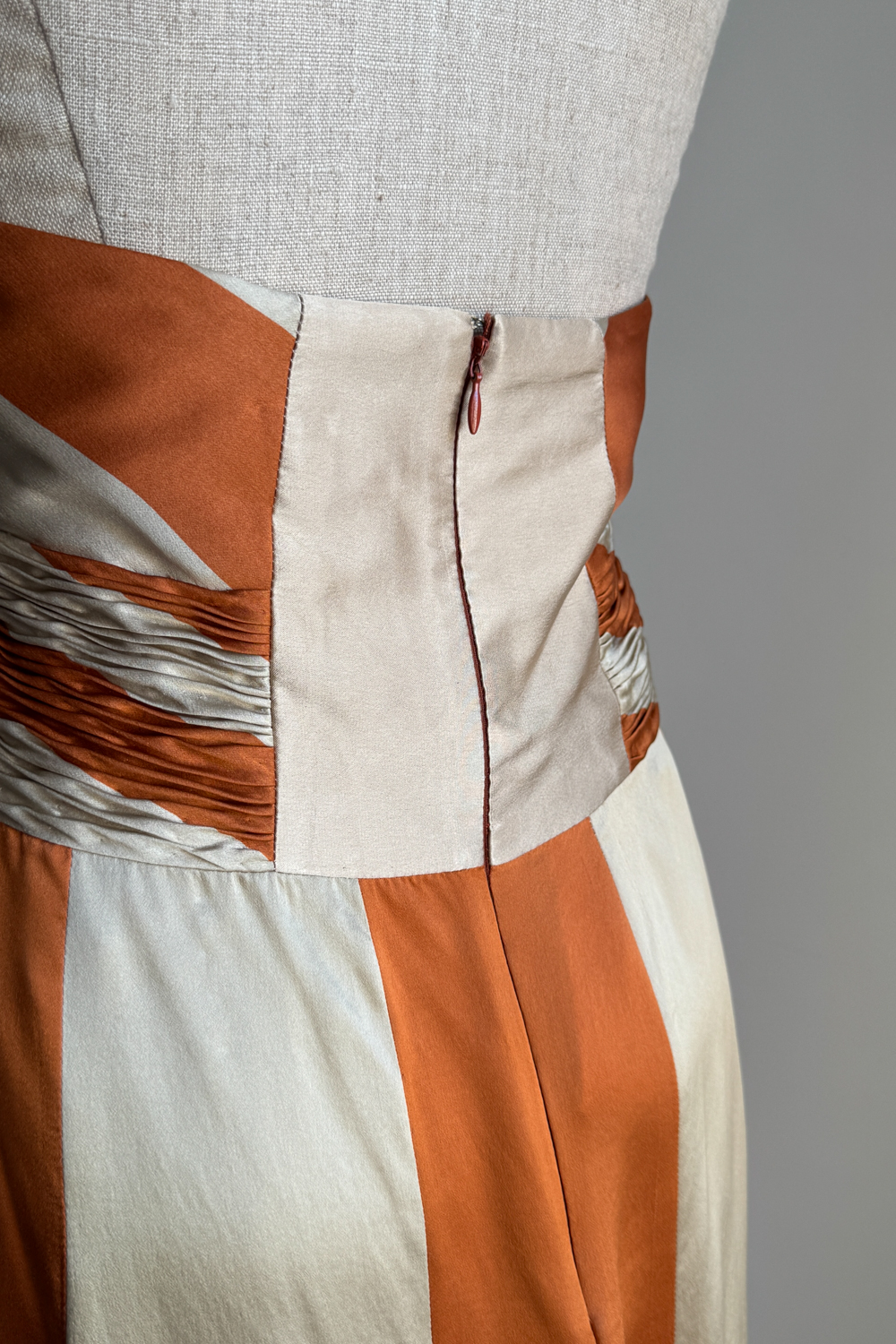 EMERIEU-Valentino-SS-2005-vintage-orange-beige-striped-silk-keyhole-crossed-neckline-midi-pleated-dress-7