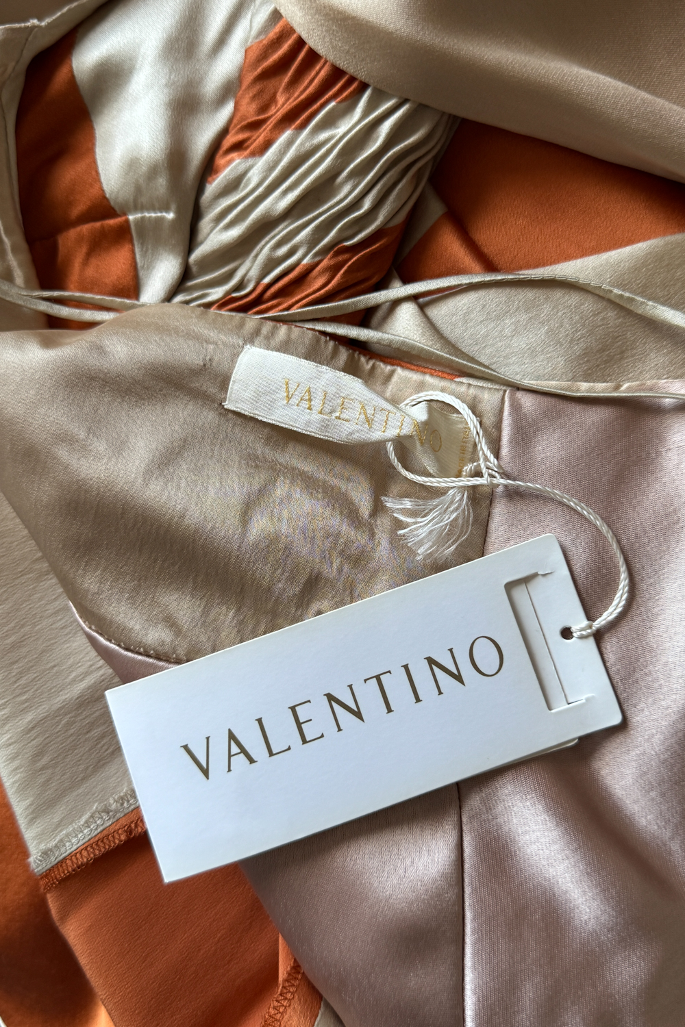 EMERIEU-Valentino-SS-2005-vintage-orange-beige-striped-silk-keyhole-crossed-neckline-midi-pleated-dress-label