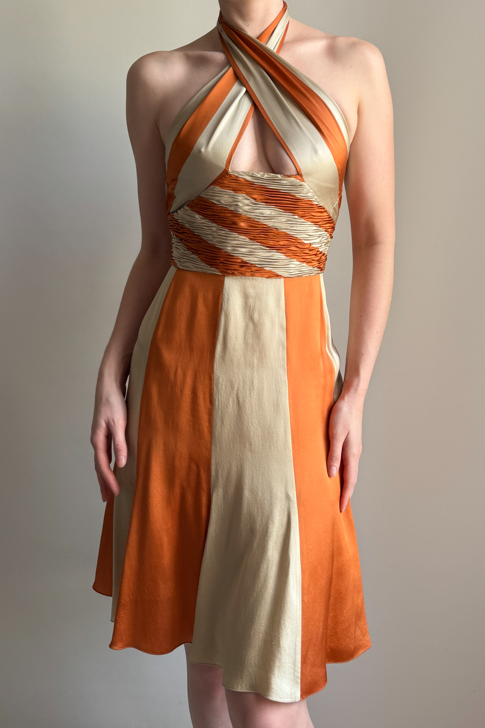 EMERIEU-Valentino-SS-2005-vintage-orange-beige-striped-silk-keyhole-crossed-neckline-midi-pleated-dress-model