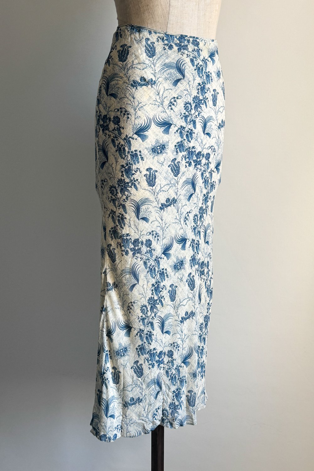 EMERIEU-Christian-Dior-by-John-Galliano-SS-2004-white-blue-floral-printed-silk-maxi-skirt-2