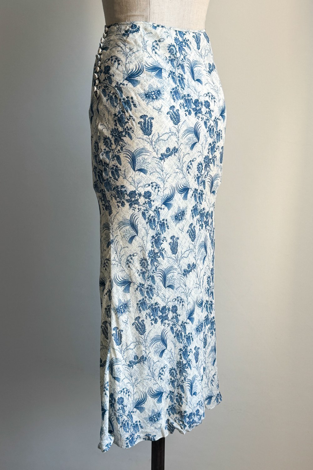 EMERIEU-Christian-Dior-by-John-Galliano-SS-2004-white-blue-floral-printed-silk-maxi-skirt-3