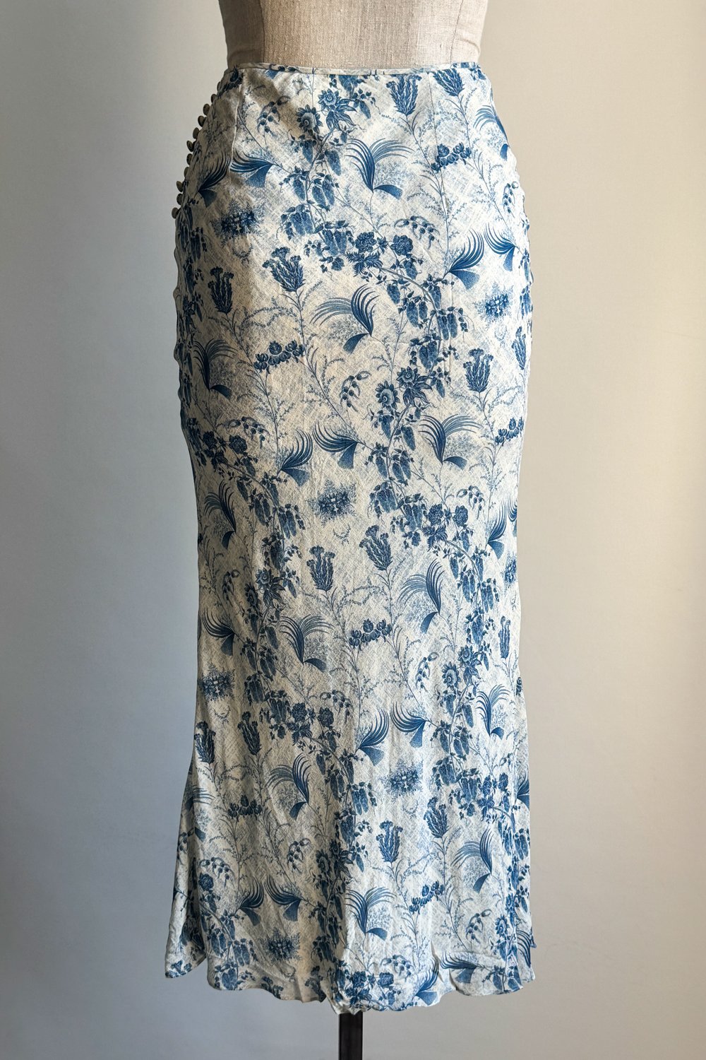 EMERIEU-Christian-Dior-by-John-Galliano-SS-2004-white-blue-floral-printed-silk-maxi-skirt-4