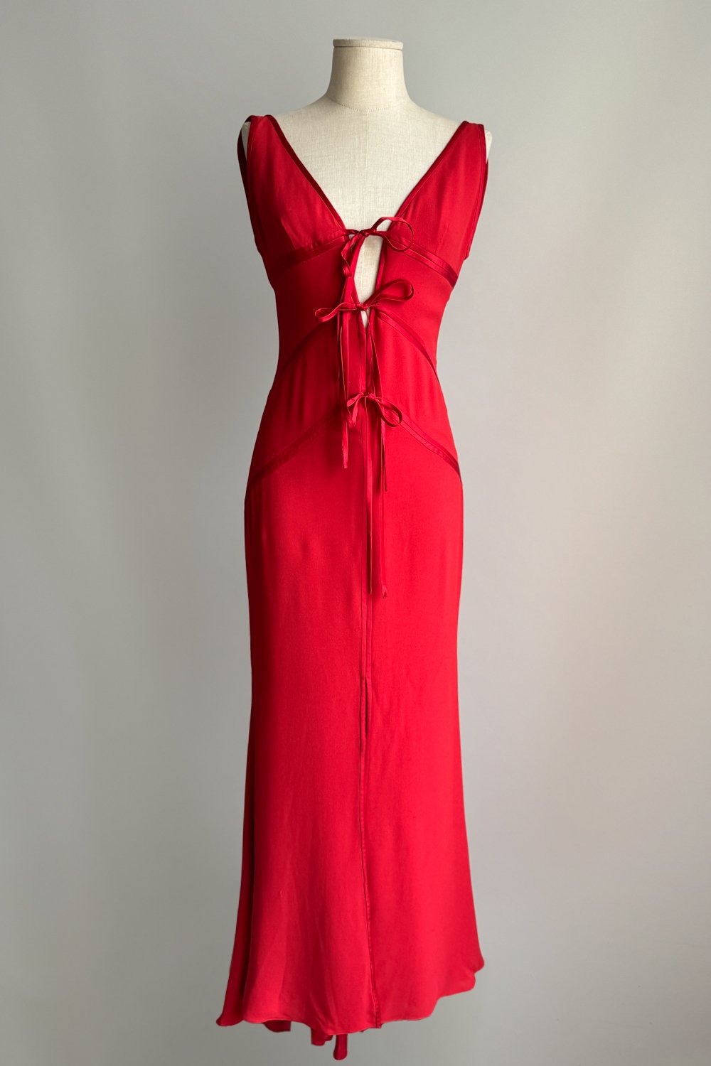EMERIEU-Valentino-Garavani-2000s-vintage-red-tie-gown-1
