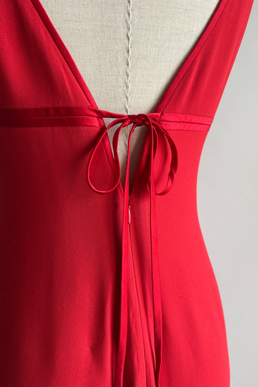 EMERIEU-Valentino-Garavani-2000s-vintage-red-tie-gown-10