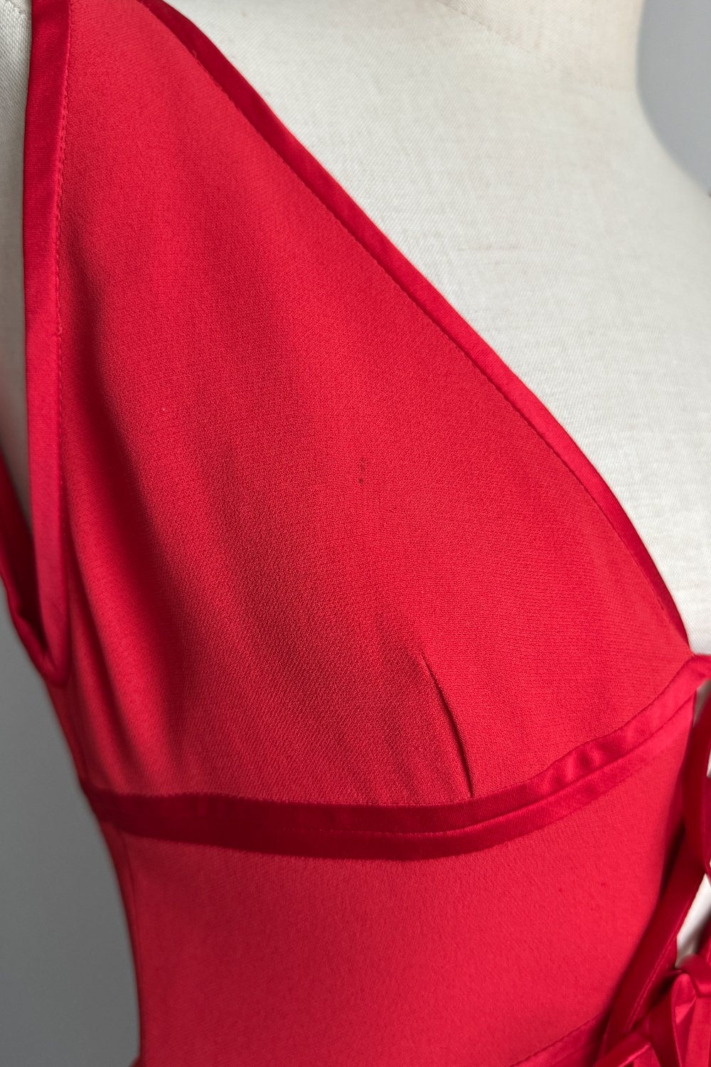 EMERIEU-Valentino-Garavani-2000s-vintage-red-tie-gown-13