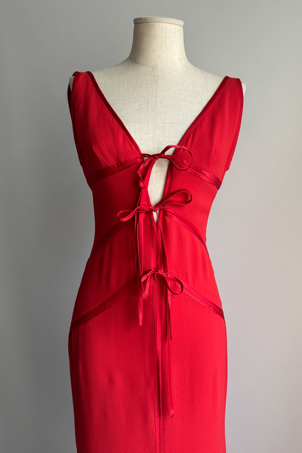 EMERIEU-Valentino-Garavani-2000s-vintage-red-tie-gown-5