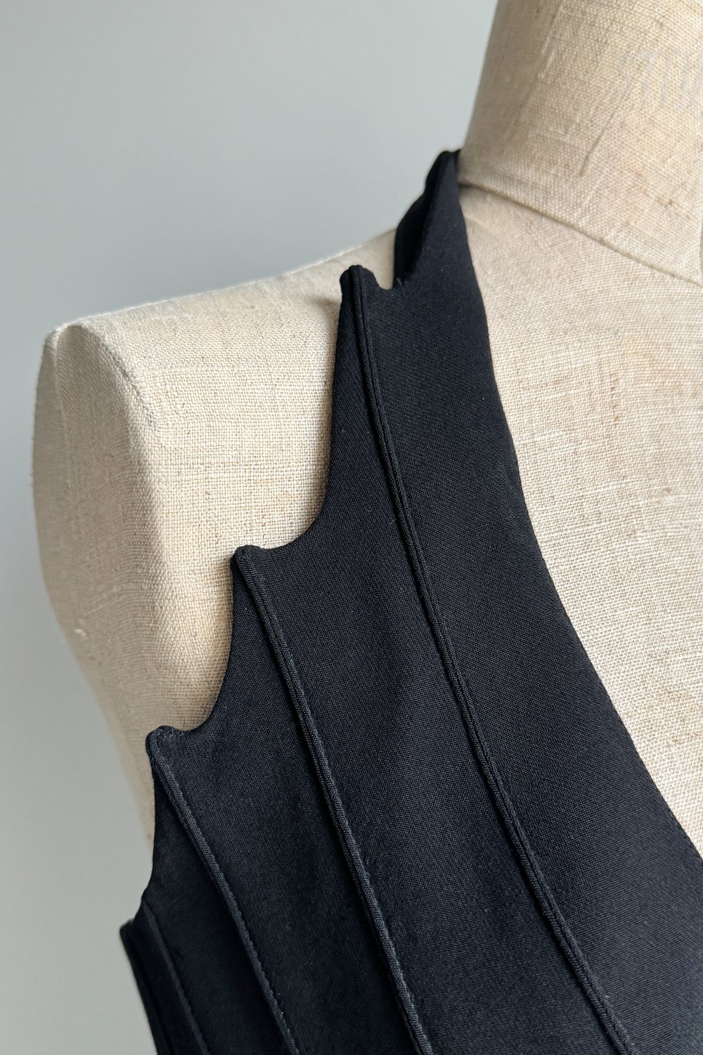 EMERIEU-Thierry-Mugler-Couture-2000-vintage-black-sculptural-wook-spike-black-halter-corset-8