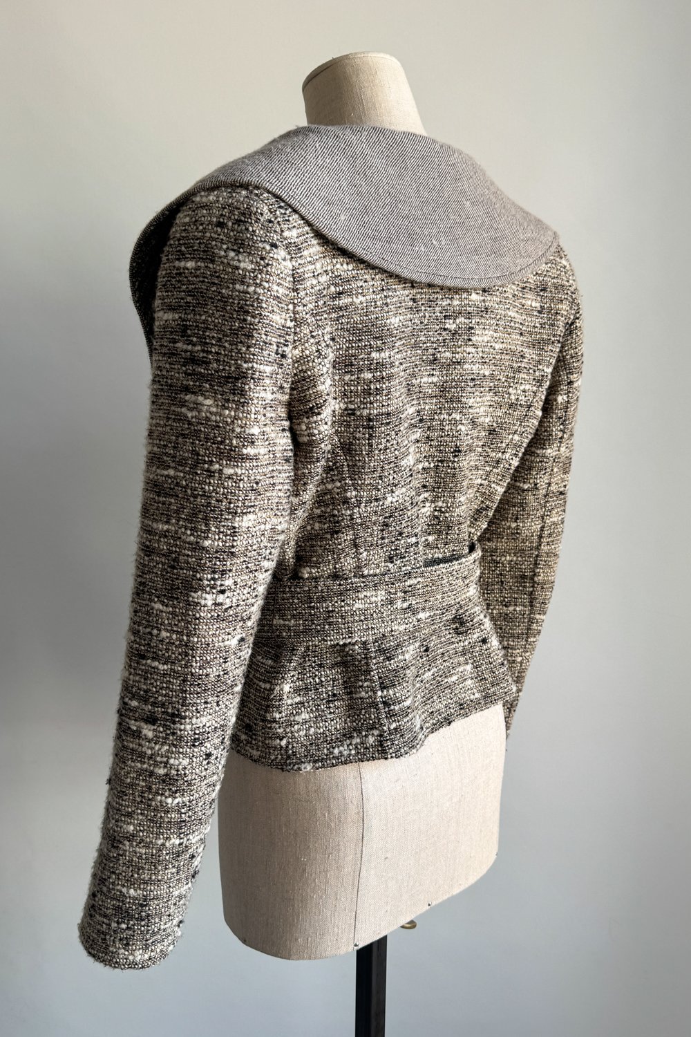 EMERIEU-Valentino-early-2000s-vintage-tweed-wide-collar-grey-wool-belt-jacket-3