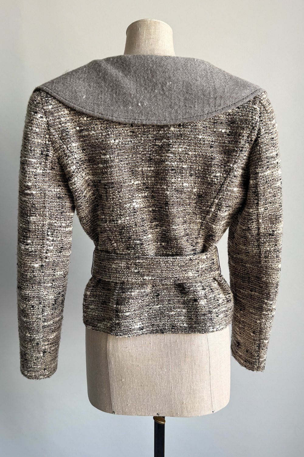 EMERIEU-Valentino-early-2000s-vintage-tweed-wide-collar-grey-wool-belt-jacket-4