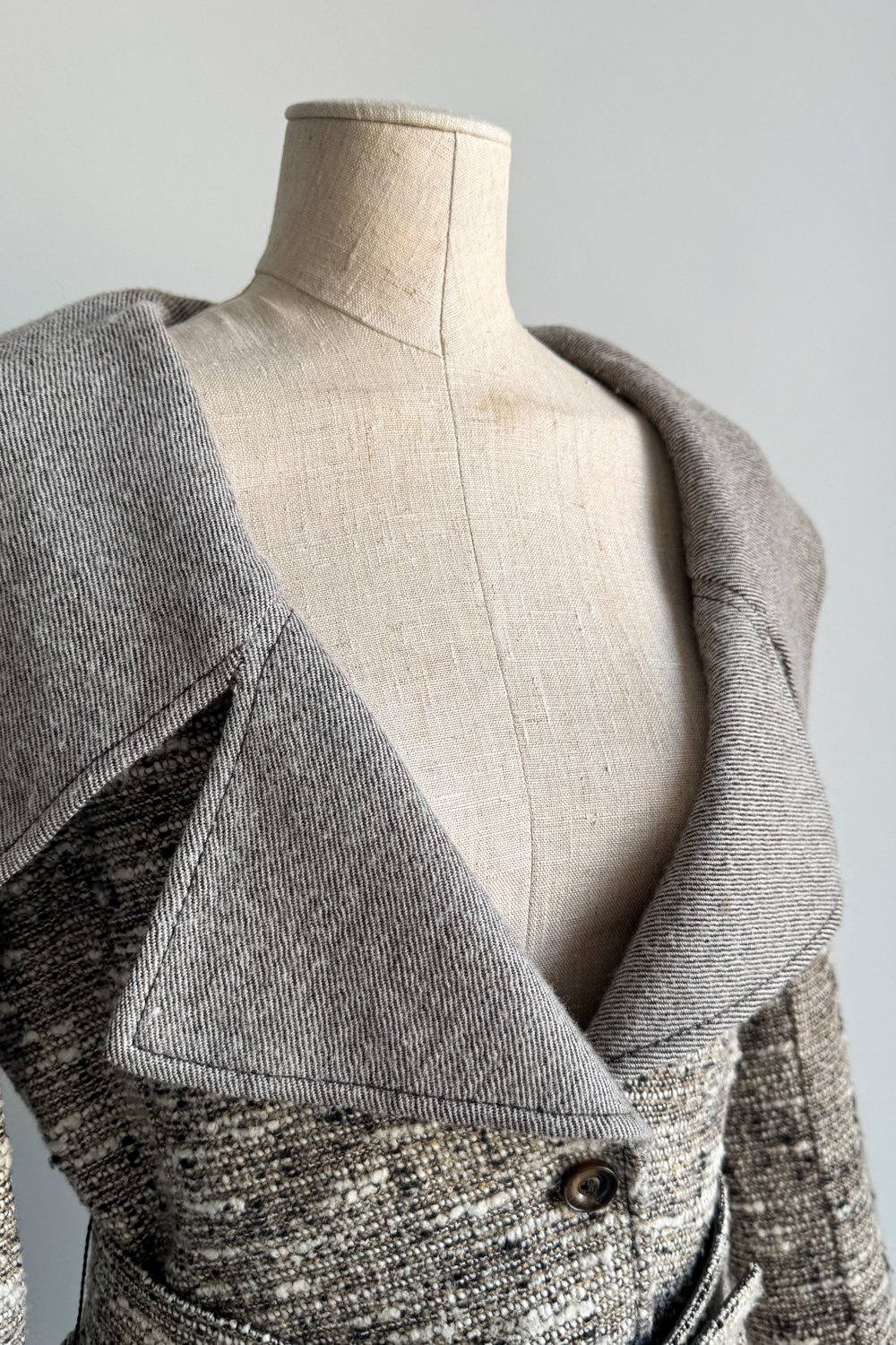 EMERIEU-Valentino-early-2000s-vintage-tweed-wide-collar-grey-wool-belt-jacket-6