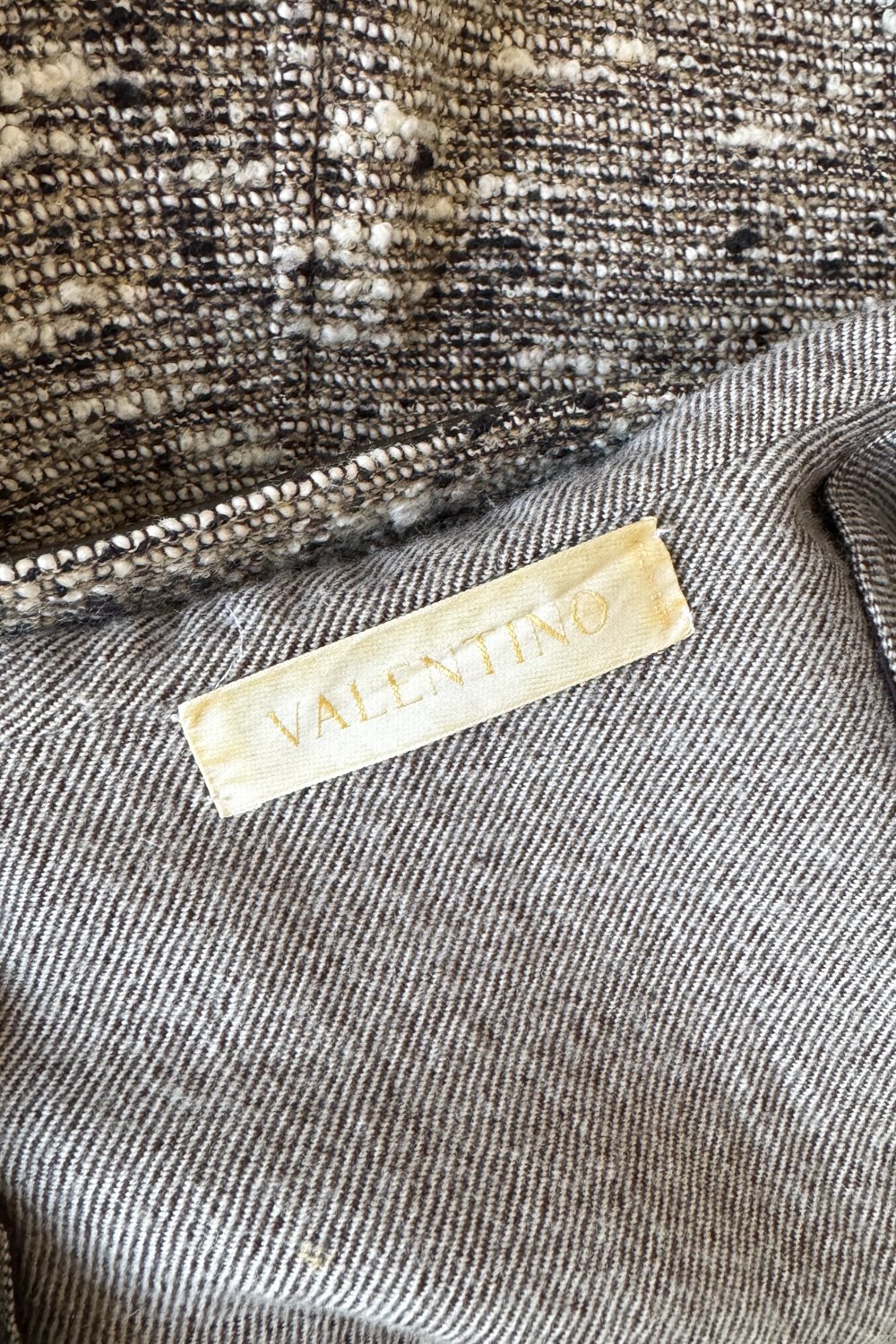 EMERIEU-Valentino-early-2000s-vintage-tweed-wide-collar-grey-wool-belt-jacket-label