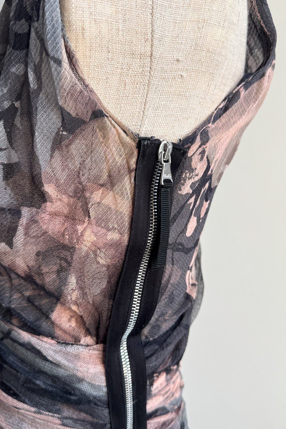 EMERIEU-D&G-Dolce-&-Gabbana-2000s-black-and-blush-watercolour-floral-print-pleated-mesh-midi-dress-8
