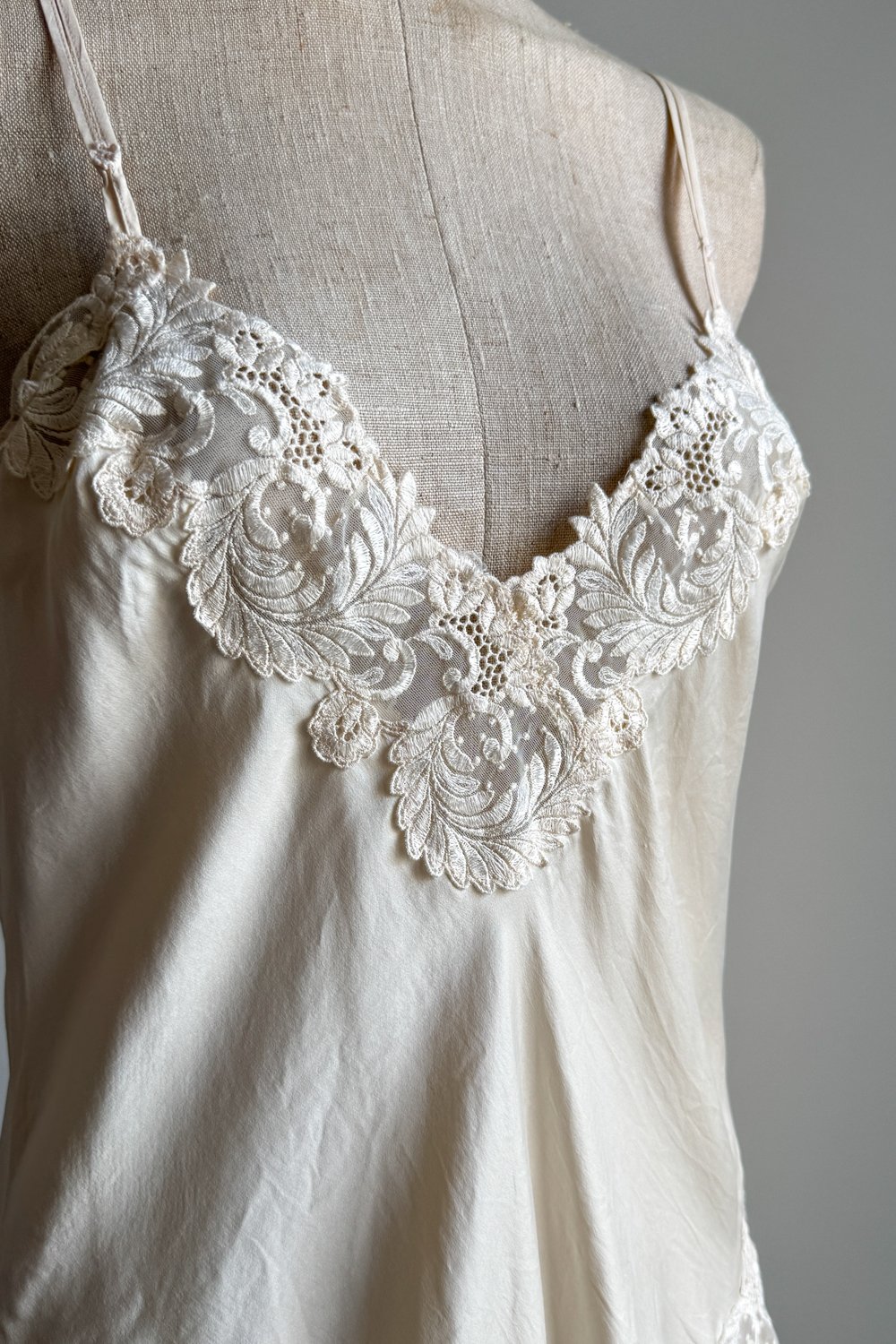 EMERIEU-La-Perla-1990s-vintage-ivory-silk-mini-slip-dress-venice-lace-trim-5
