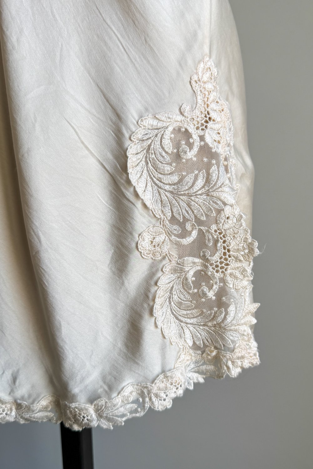 EMERIEU-La-Perla-1990s-vintage-ivory-silk-mini-slip-dress-venice-lace-trim-7