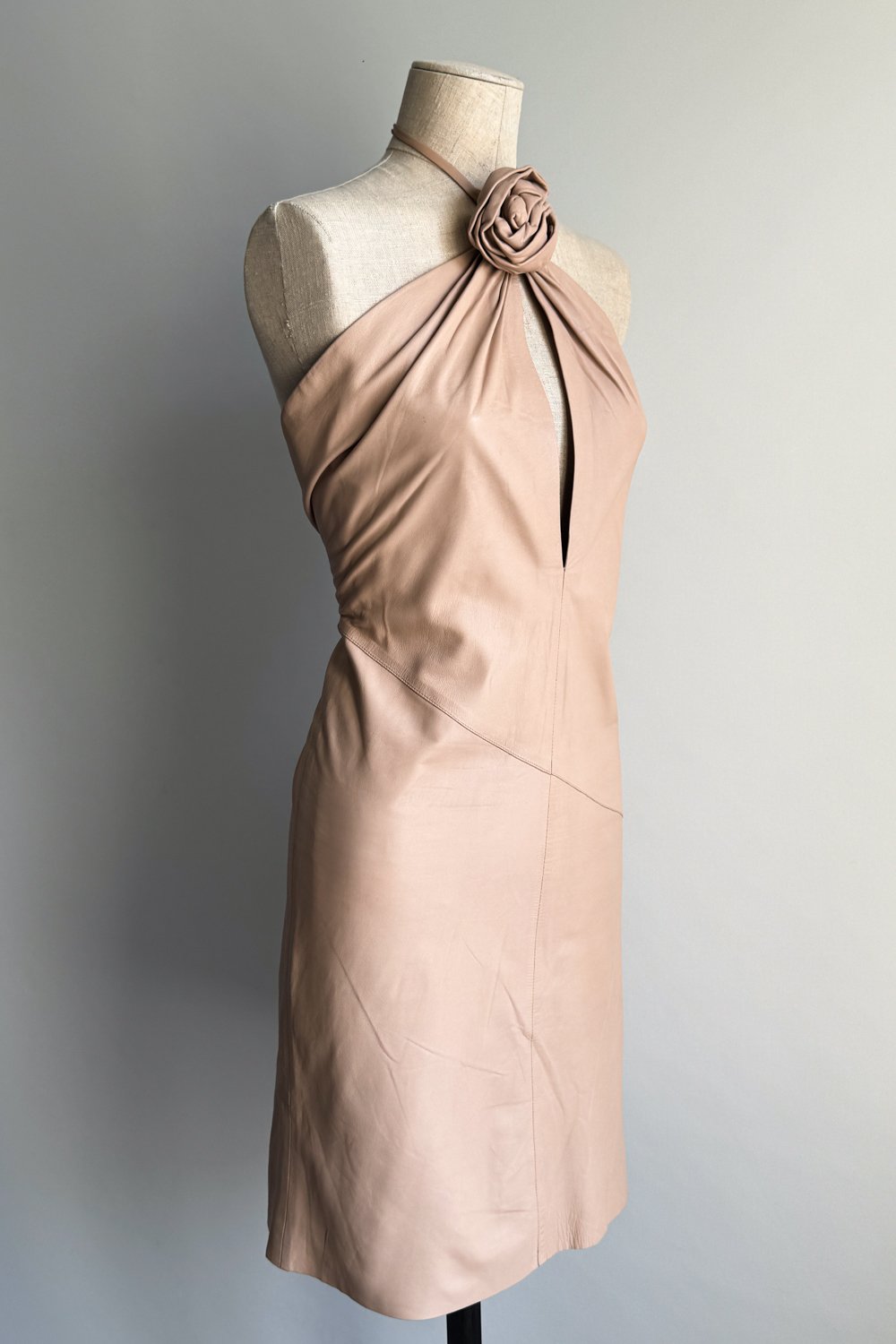 EMERIEU-Gucci-by-Tom-Ford-FW-1999-vintage-beige-leather-halter-midi-dress-2