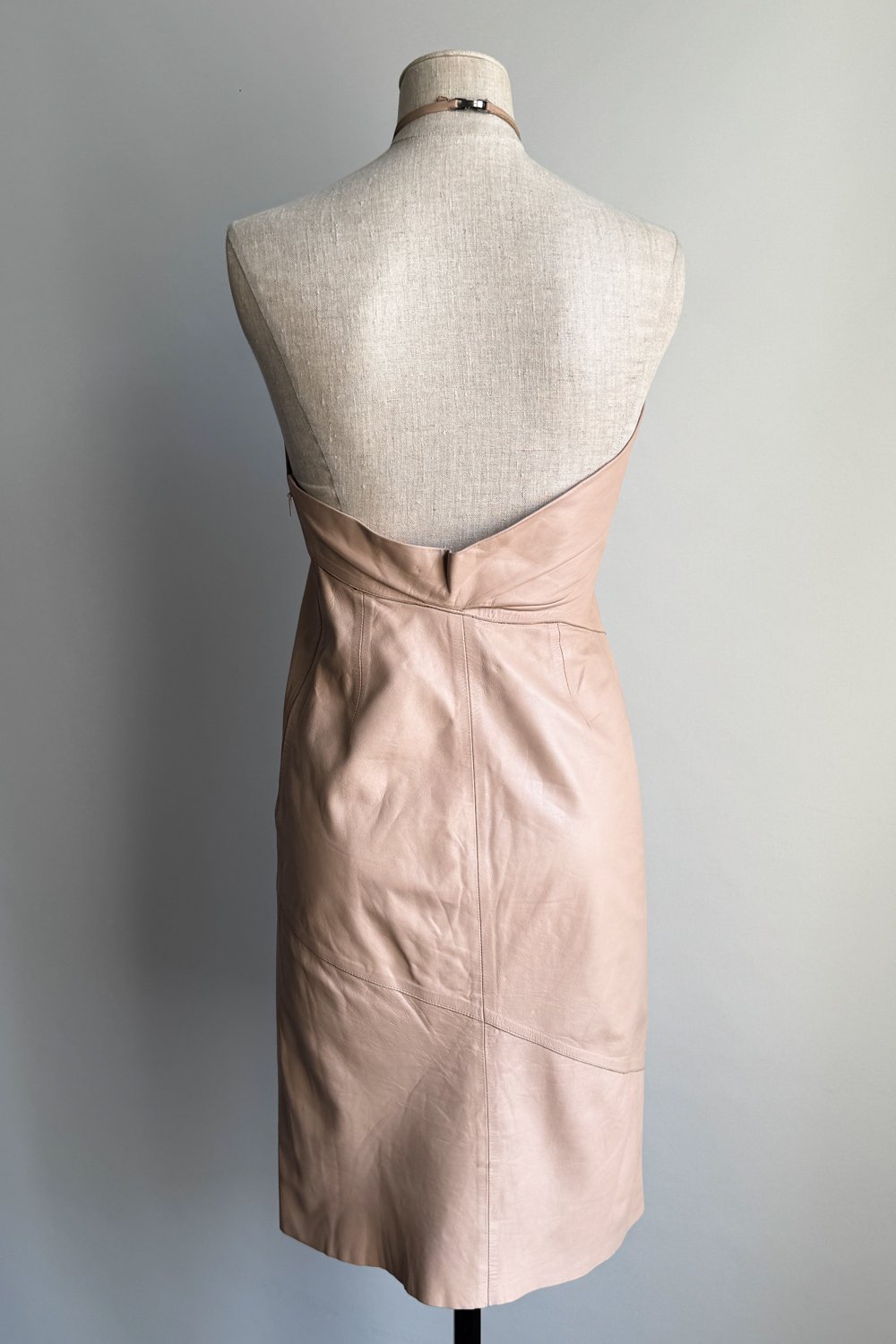 EMERIEU-Gucci-by-Tom-Ford-FW-1999-vintage-beige-leather-halter-midi-dress-4