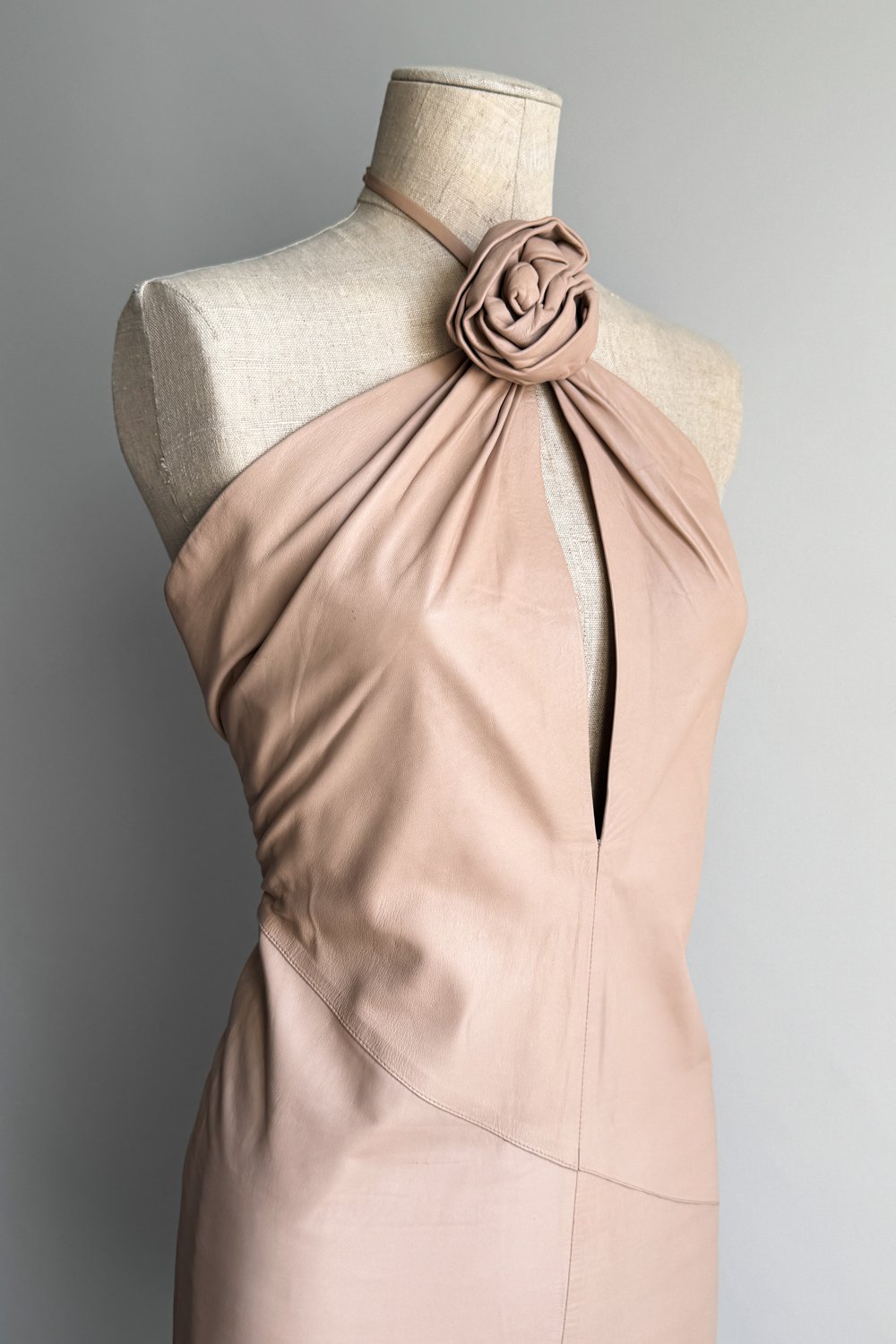 EMERIEU-Gucci-by-Tom-Ford-FW-1999-vintage-beige-leather-halter-midi-dress-5