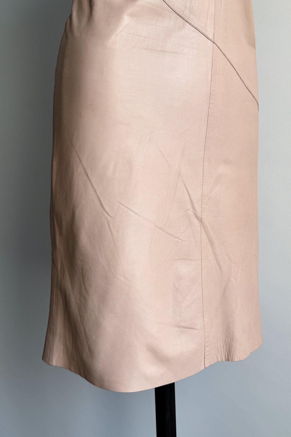EMERIEU-Gucci-by-Tom-Ford-FW-1999-vintage-beige-leather-halter-midi-dress-7