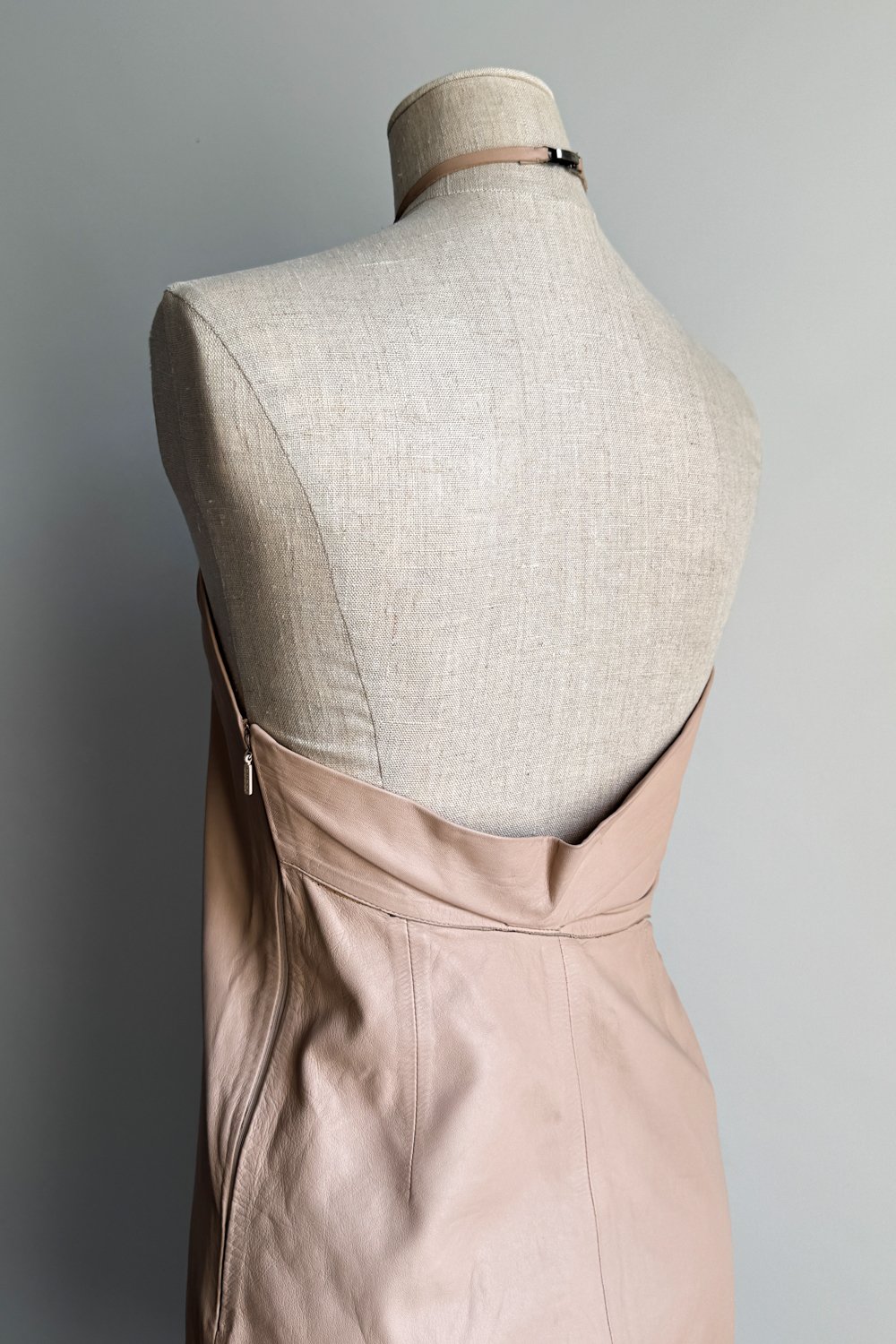 EMERIEU-Gucci-by-Tom-Ford-FW-1999-vintage-beige-leather-halter-midi-dress-8