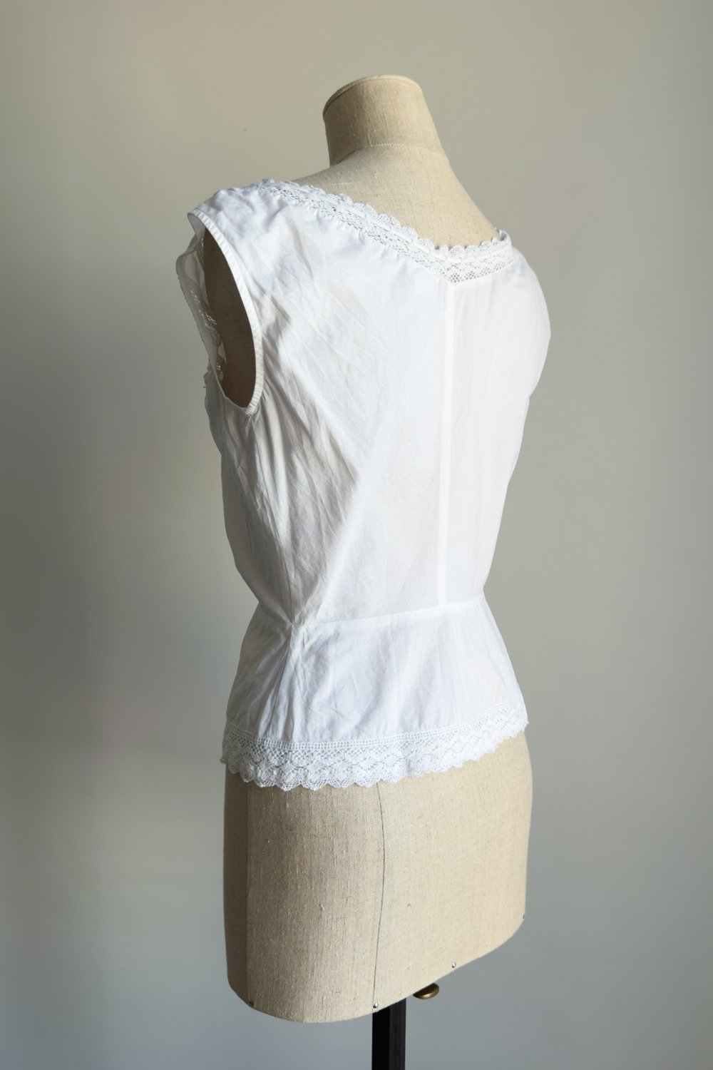 EMERIEU-La-Perla-1990s-vintage-white-cotton-lace-trim-camisole-milkmaid-top-3