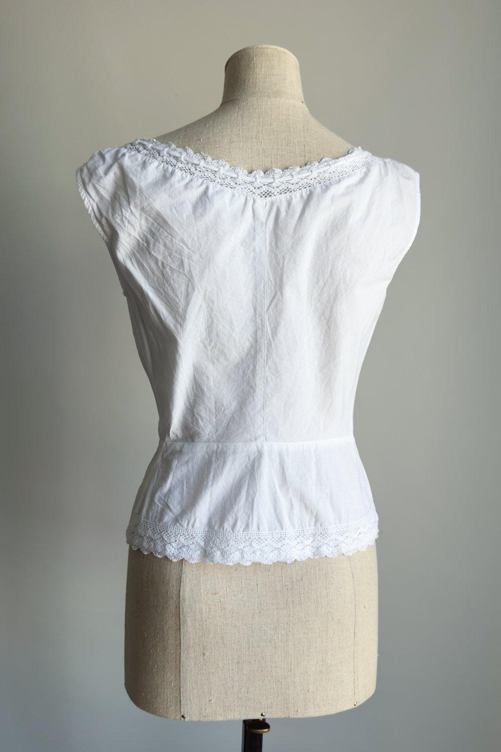 EMERIEU-La-Perla-1990s-vintage-white-cotton-lace-trim-camisole-milkmaid-top-4