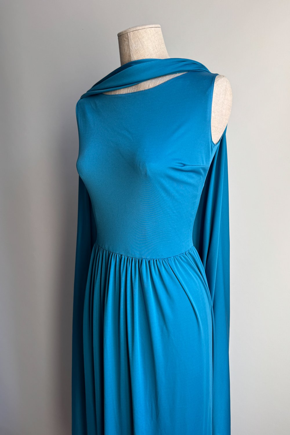 EMERIEU-Lanvin-1970s-vintage-blue-azure-jersey-cape-gown-7