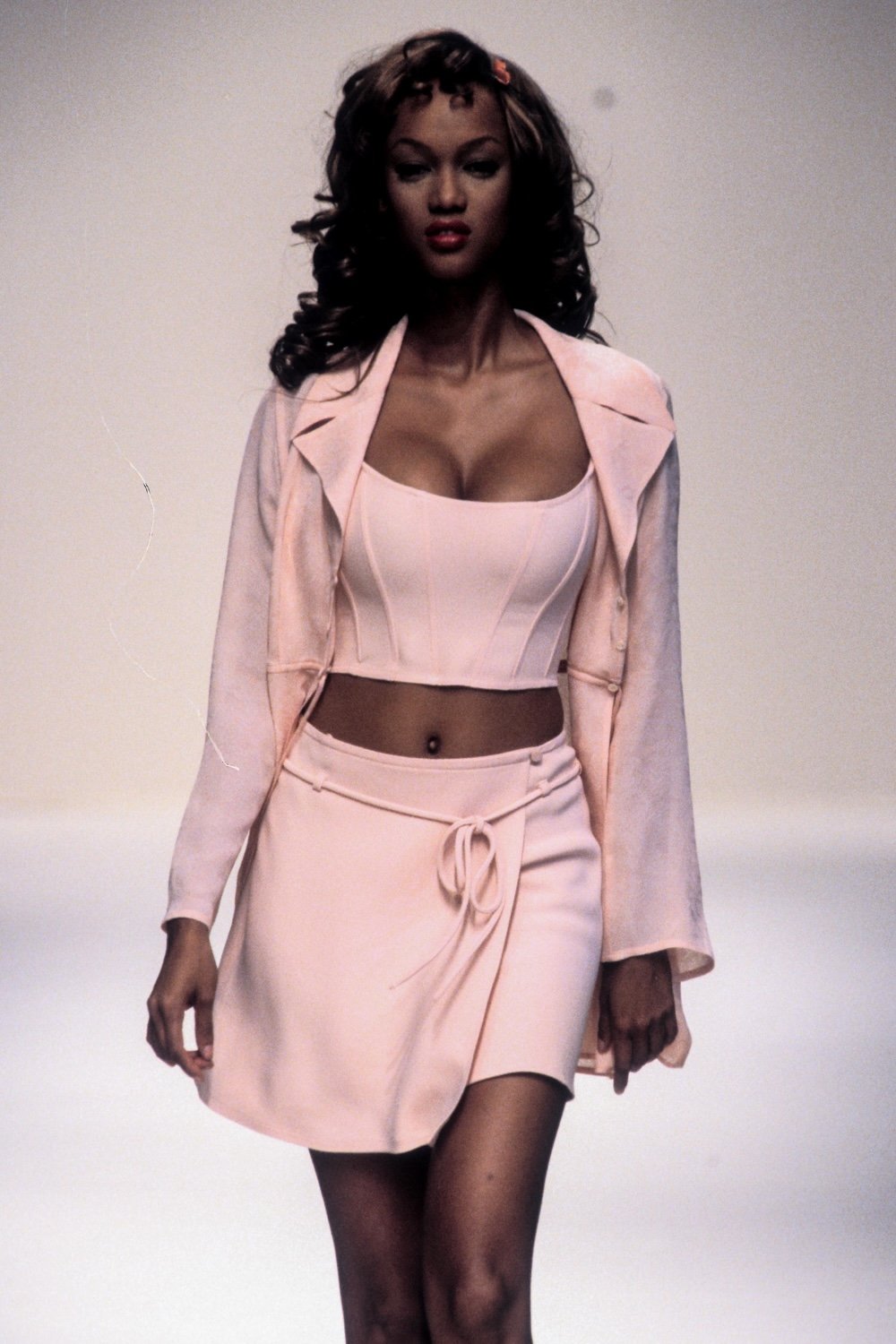 EMERIEU-Lolita-Lempicka-SS-1995-vintage-pink-corset-runway-2