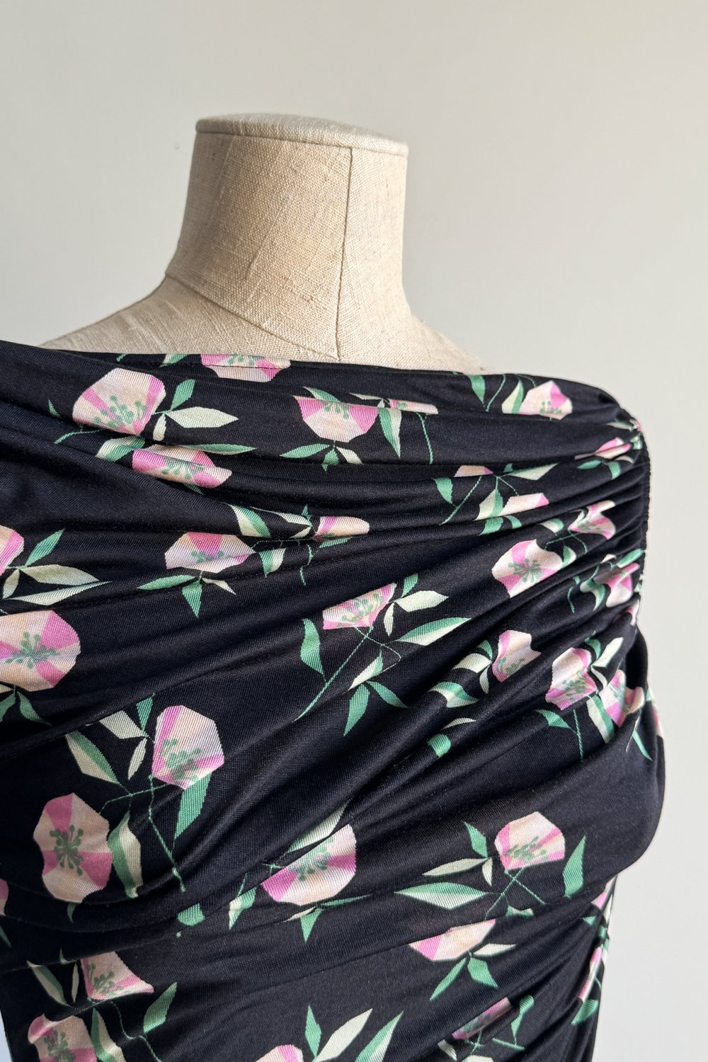 EMERIEU-Gianni-Versace-SS-1998-vintage-black-floral-print-ruched-jersey-midi-dress-10