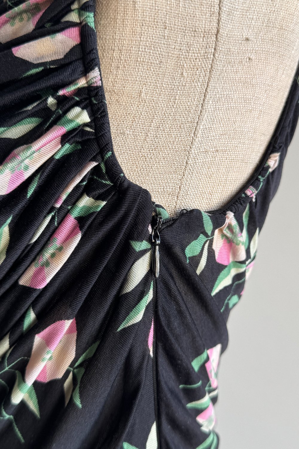 EMERIEU-Gianni-Versace-SS-1998-vintage-black-floral-print-ruched-jersey-midi-dress-9