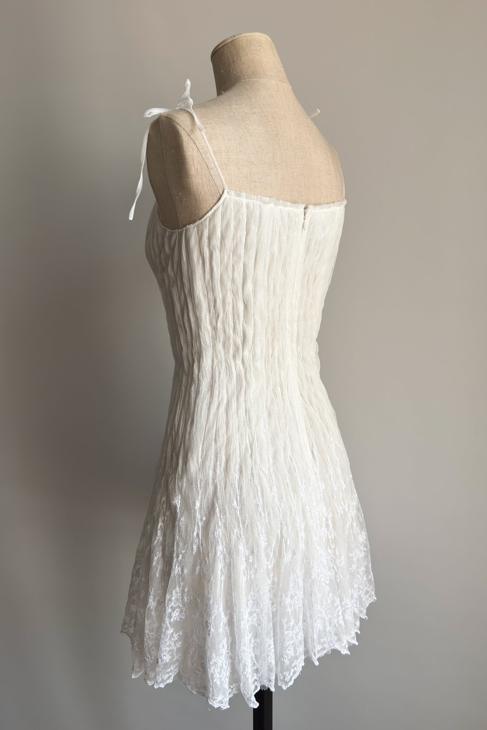 EMERIEU-La-Perla-1990s-vintage-white-lace-mini-dress-3