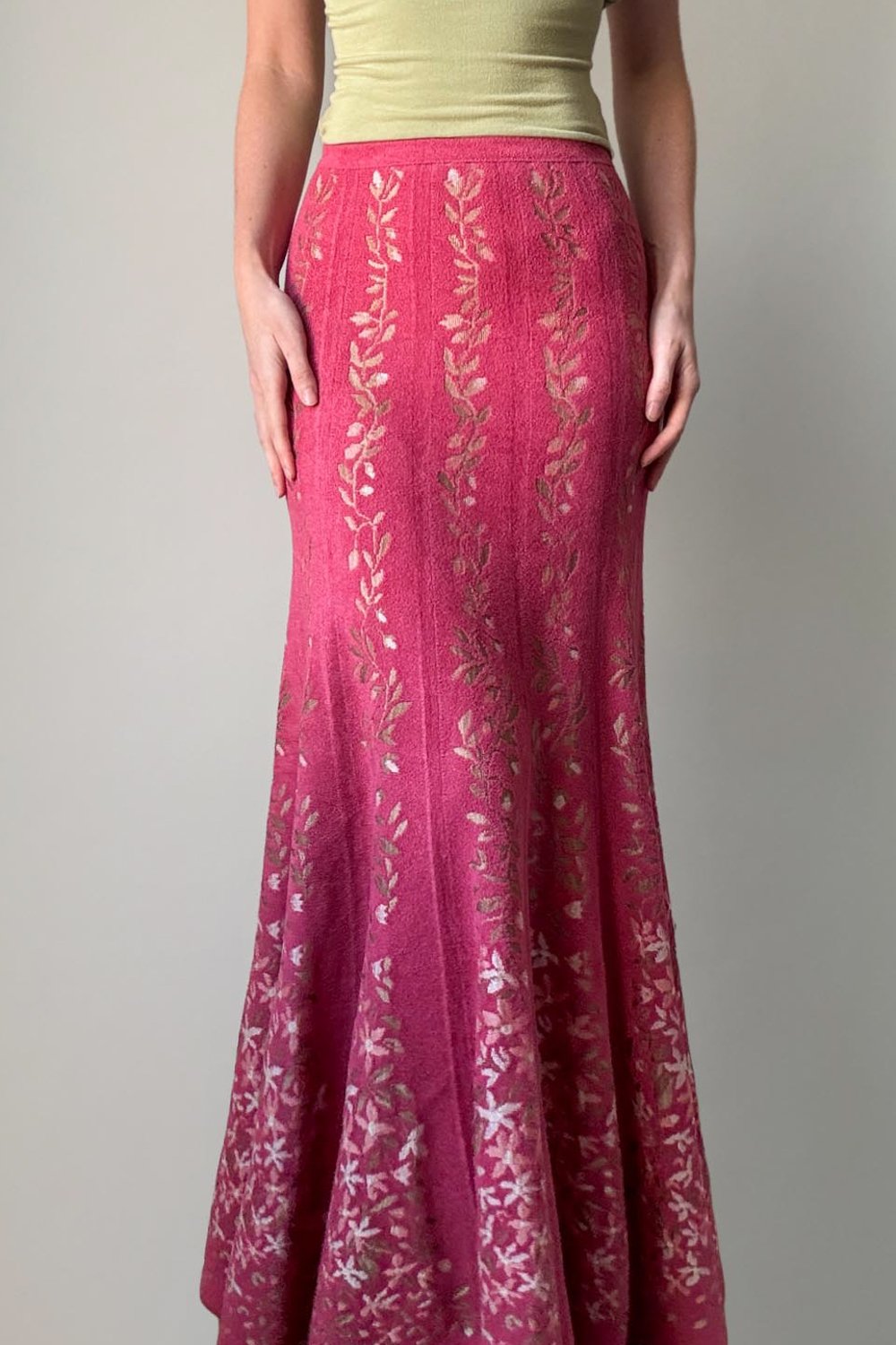 EMERIEU-Alaïa-FW-2000-vintage-pink-floral-jacquard-knit-maxi-skirt-model