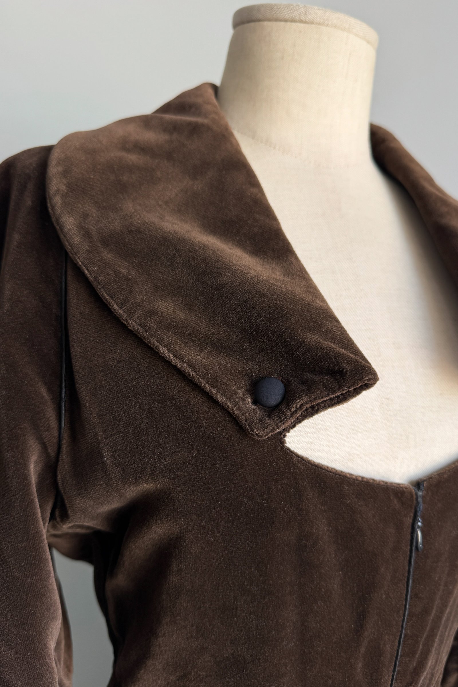 EMERIEU-Alaïa-FW-1988-vintage-whimsical-brown-velvet-corset-fitted-long-sleeves-maxi-dress-10