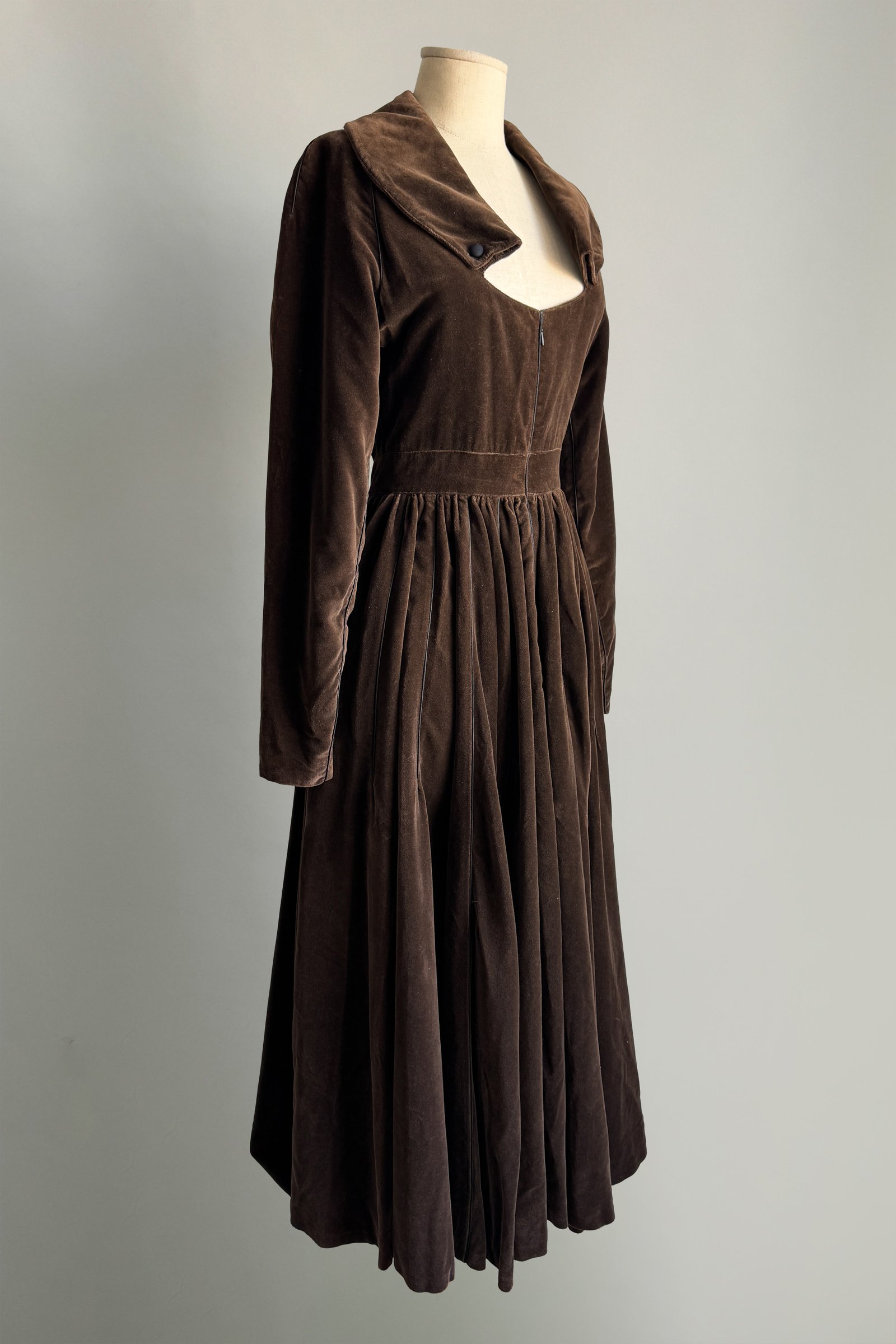 EMERIEU-Alaïa-FW-1988-vintage-whimsical-brown-velvet-corset-fitted-long-sleeves-maxi-dress-2
