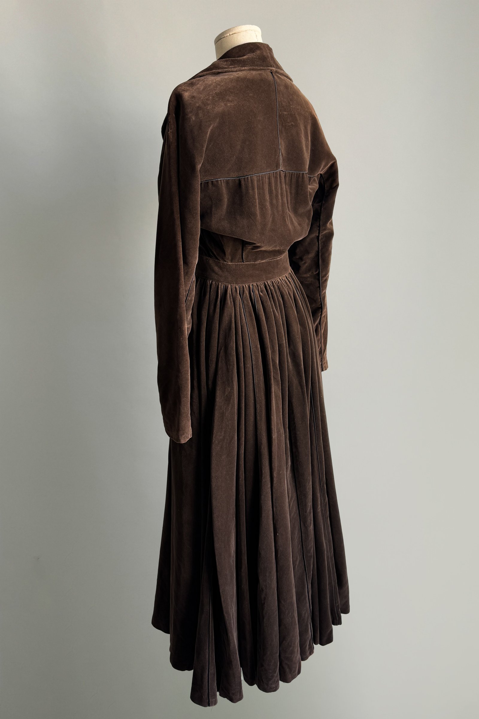EMERIEU-Alaïa-FW-1988-vintage-whimsical-brown-velvet-corset-fitted-long-sleeves-maxi-dress-3