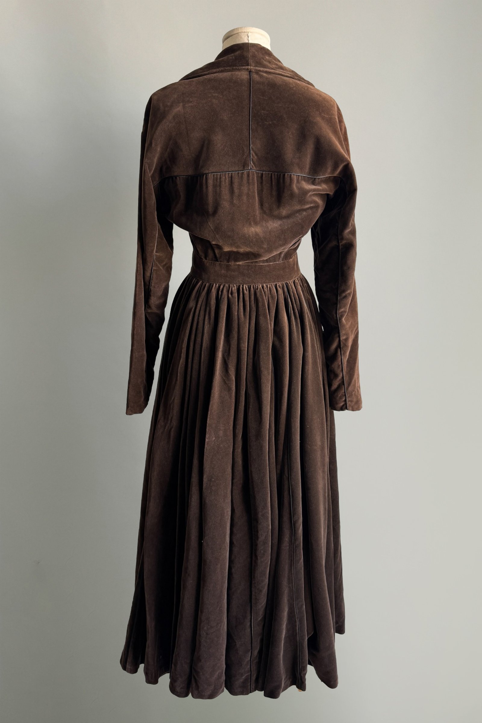 EMERIEU-Alaïa-FW-1988-vintage-whimsical-brown-velvet-corset-fitted-long-sleeves-maxi-dress-4