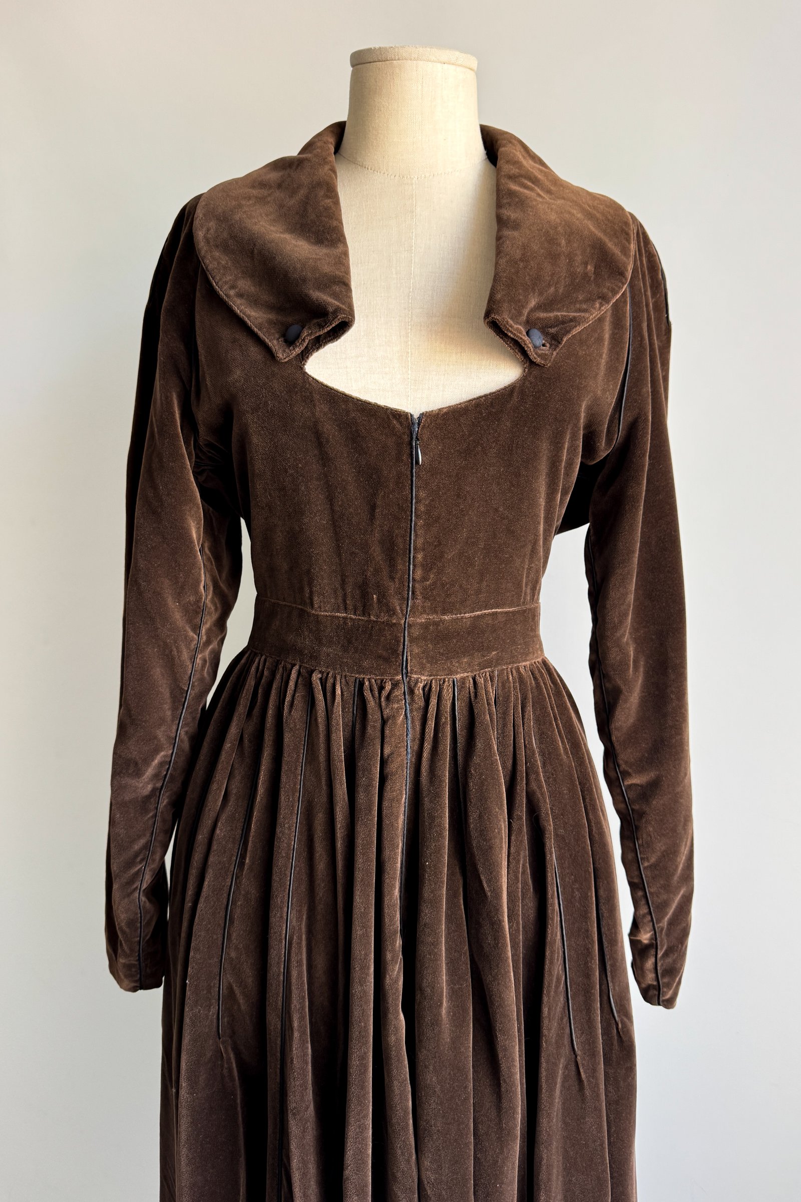 EMERIEU-Alaïa-FW-1988-vintage-whimsical-brown-velvet-corset-fitted-long-sleeves-maxi-dress-5