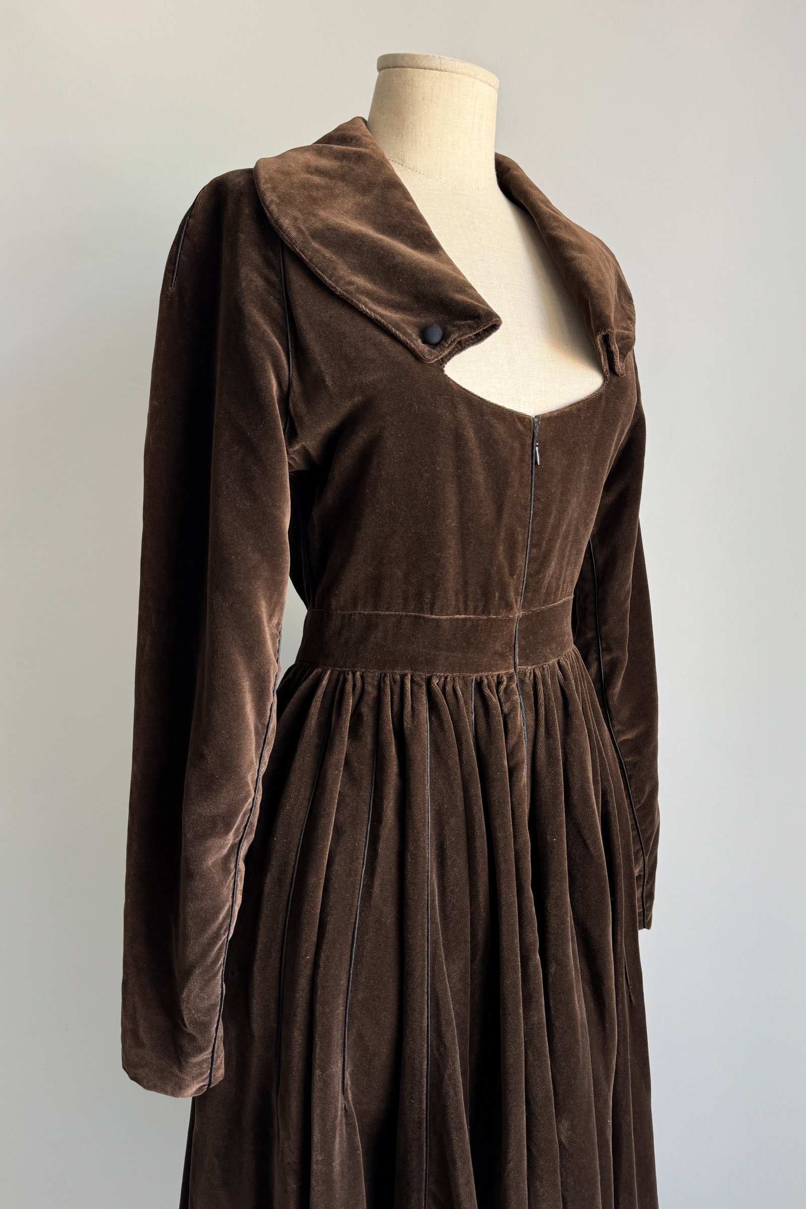 EMERIEU-Alaïa-FW-1988-vintage-whimsical-brown-velvet-corset-fitted-long-sleeves-maxi-dress-6