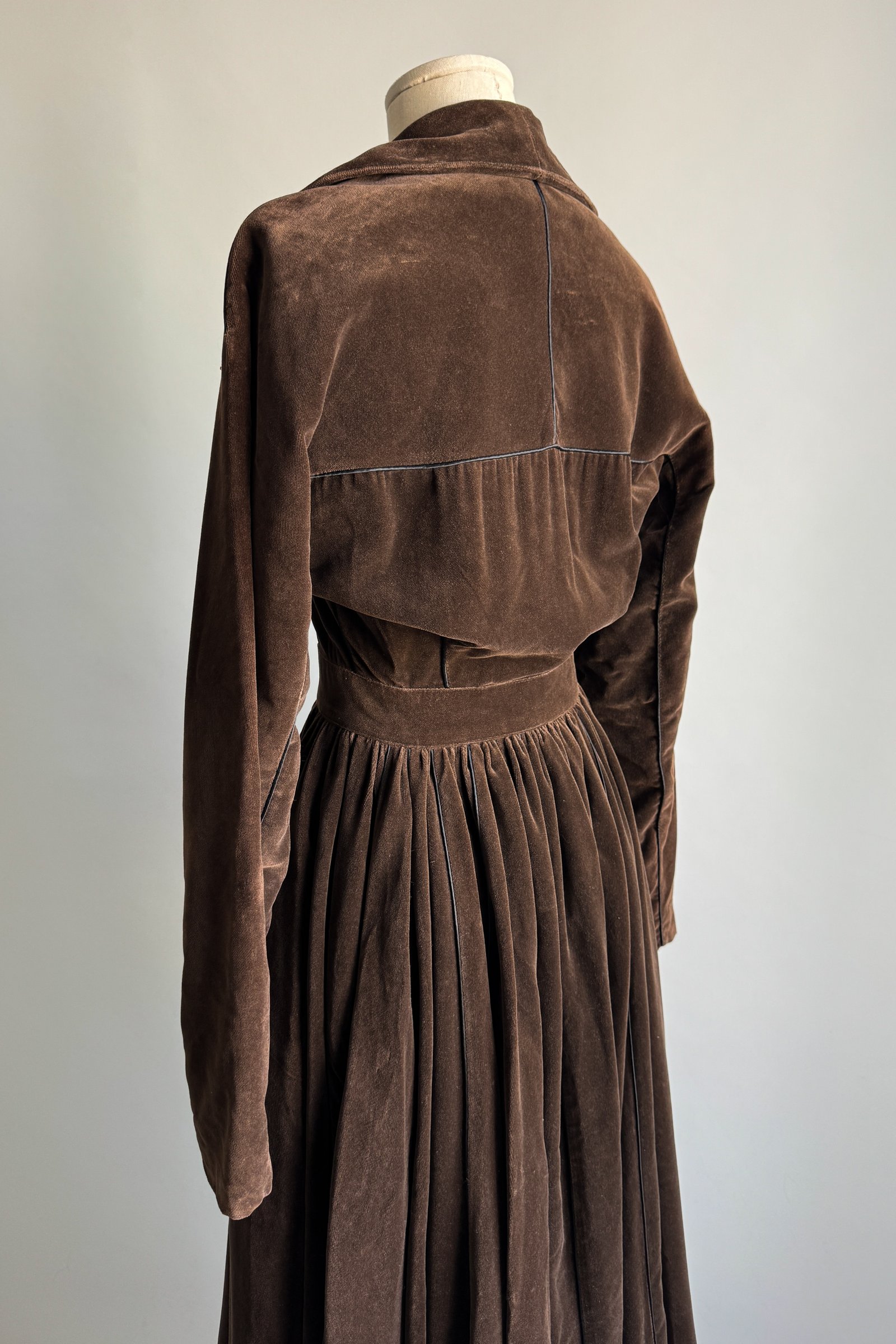 EMERIEU-Alaïa-FW-1988-vintage-whimsical-brown-velvet-corset-fitted-long-sleeves-maxi-dress-7
