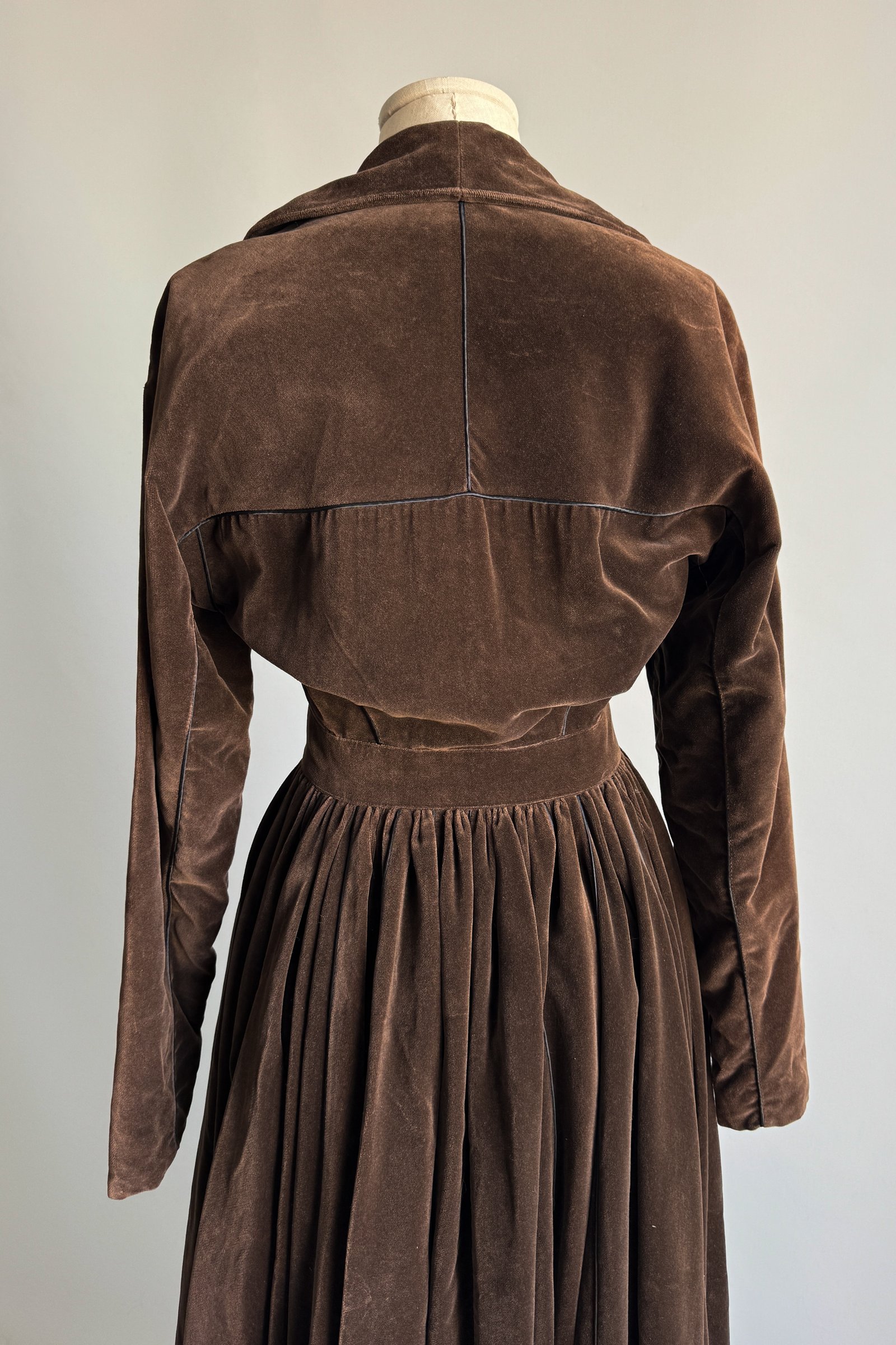 EMERIEU-Alaïa-FW-1988-vintage-whimsical-brown-velvet-corset-fitted-long-sleeves-maxi-dress-8