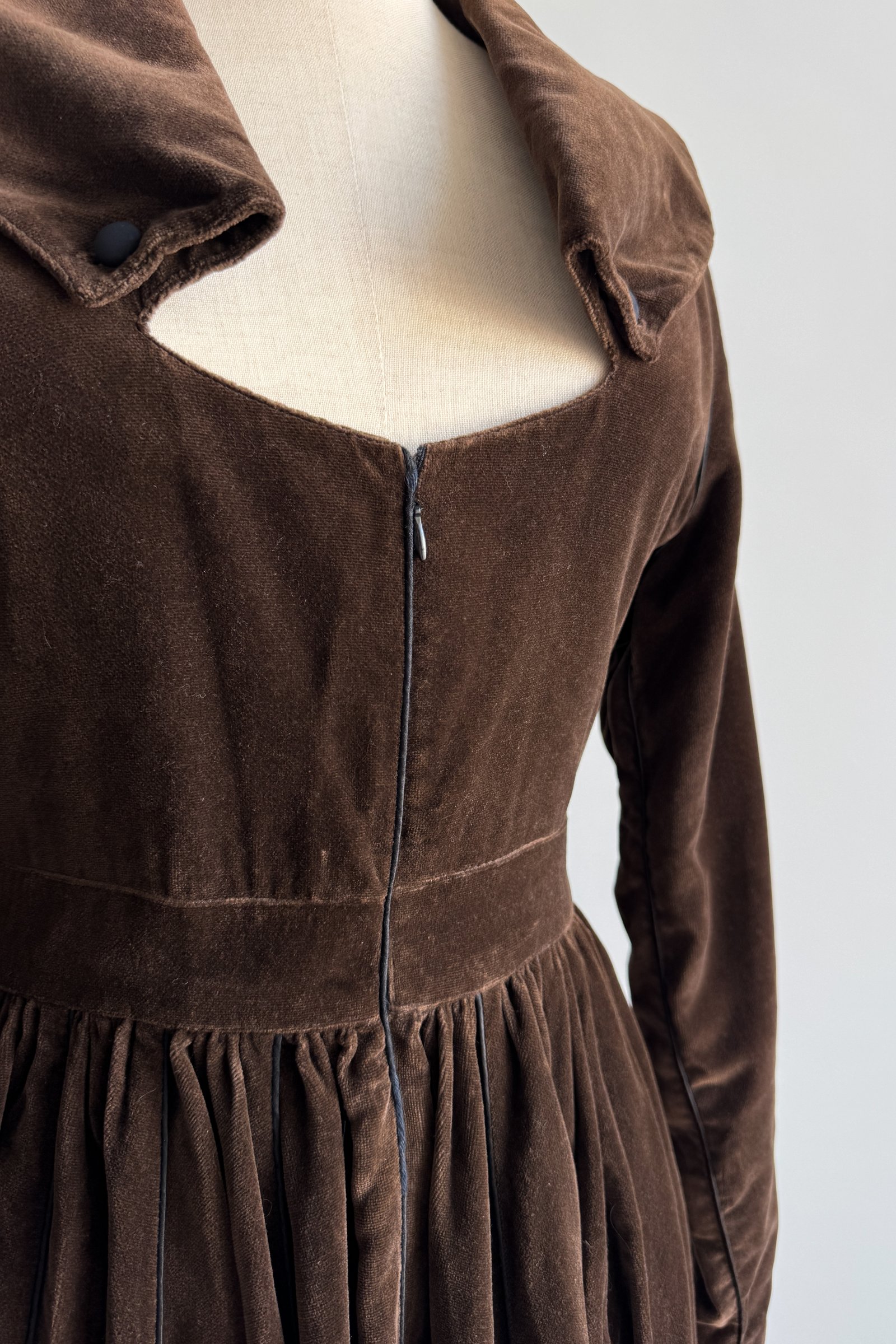 EMERIEU-Alaïa-FW-1988-vintage-whimsical-brown-velvet-corset-fitted-long-sleeves-maxi-dress-9