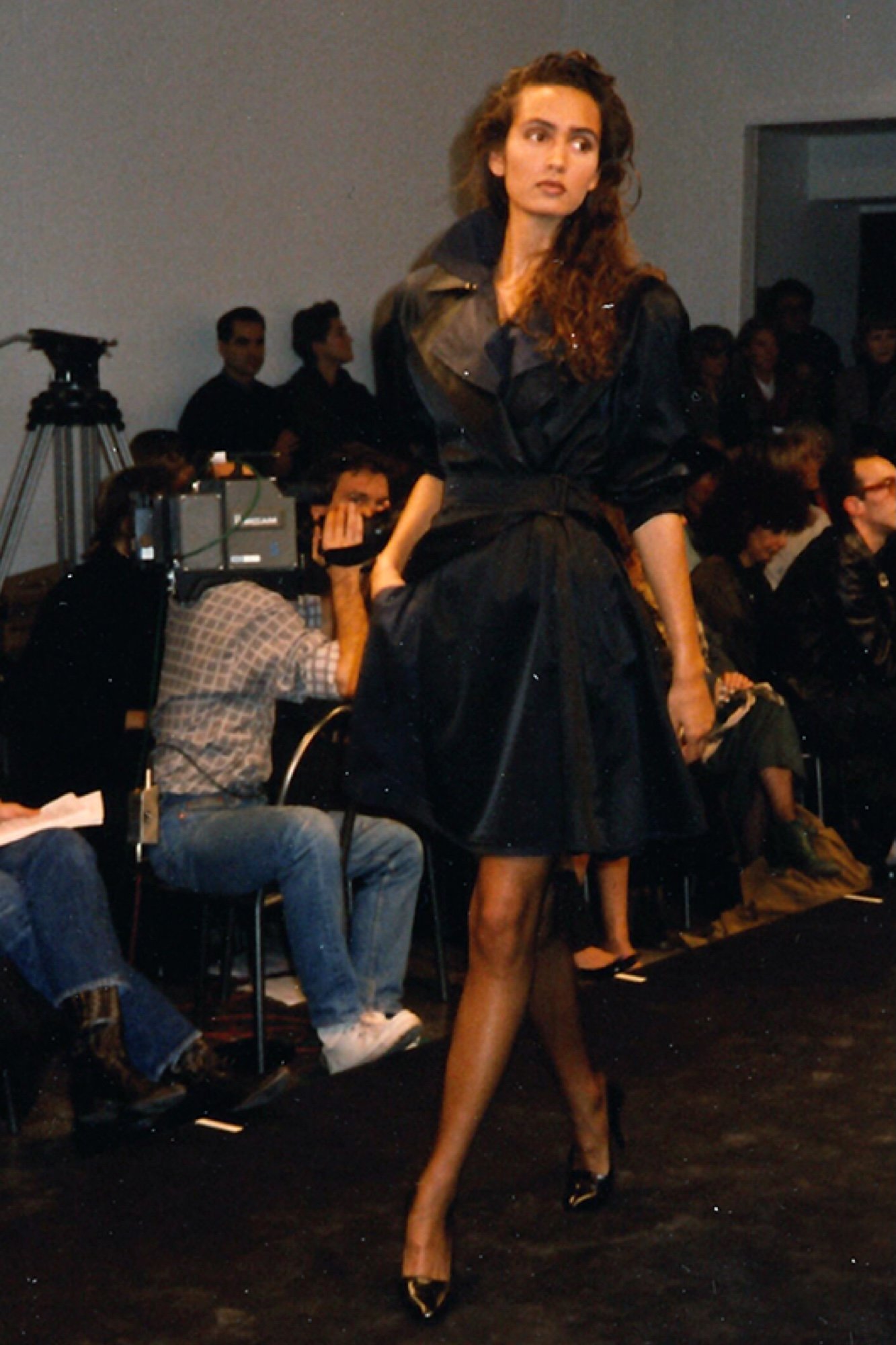 EMERIEU-Alaia-SS-1987-vintage-blue-trenchcoat-runway-1